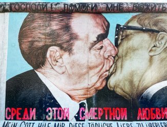 Берлинская стена&#44; поцелуй Брежнева и Хёнекера&#44; Гид по Берлину&#44; Берлин гид&#44; Берлин экскурсии&#44; Берлин гид на русском