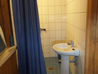 Душ на первом этаже у бани