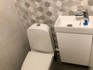 Установка унитаза, раковины и укладка плитки