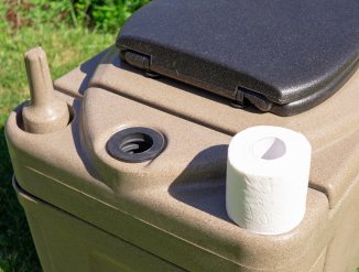 Туалет оснащён держателем для туалетной бумаги, который фиксирует рулон и свободно вращается вместе с ним.