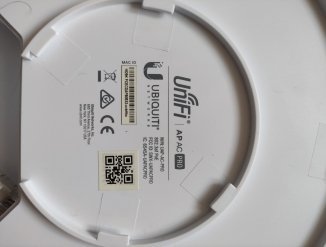 Точка доступа Ubiquiti UniFi AP AC-PRO предусматривает установку в помещении и монтируется на стену&#44; позволяя подключить два интернет-кабеля к двум портам Ethernet (LAN). Устройство используется для создания Wi-Fi-сети и обеспечения доступа к интернету для мобильной&#44; персональной или офисной техники. Модуль беспроводной сети может функционировать в двух частотных диапазонах (2.4 и 5 ГГц) одновременно&#44; гарантируя общую скорость соединения по двум частотам до 1300 Мбит/с. В корпусе точки доступа Ubiquiti UniFi AP AC-PRO находятся три интегрированные антенны с коэффициентом усиления сигнала беспроводной сети 3 dBi. Для обновления ПО&#44; настройки и подключения этой модели применяется Web-интерфейс. Из минусов: отсутствует заглушка с логотипом. В остальном 100% исправная.