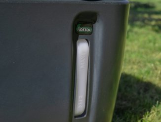 Канистра объемом 20 литров имеет мерную шкалу для определения уровня жидкости.