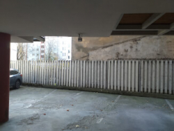 Парковочное место во дворе дома под навесом Центр