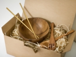 Кокосовая тарелка с деревянной вилкой и ложкой