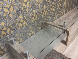 Стеклянный столик в хорошем состоянии